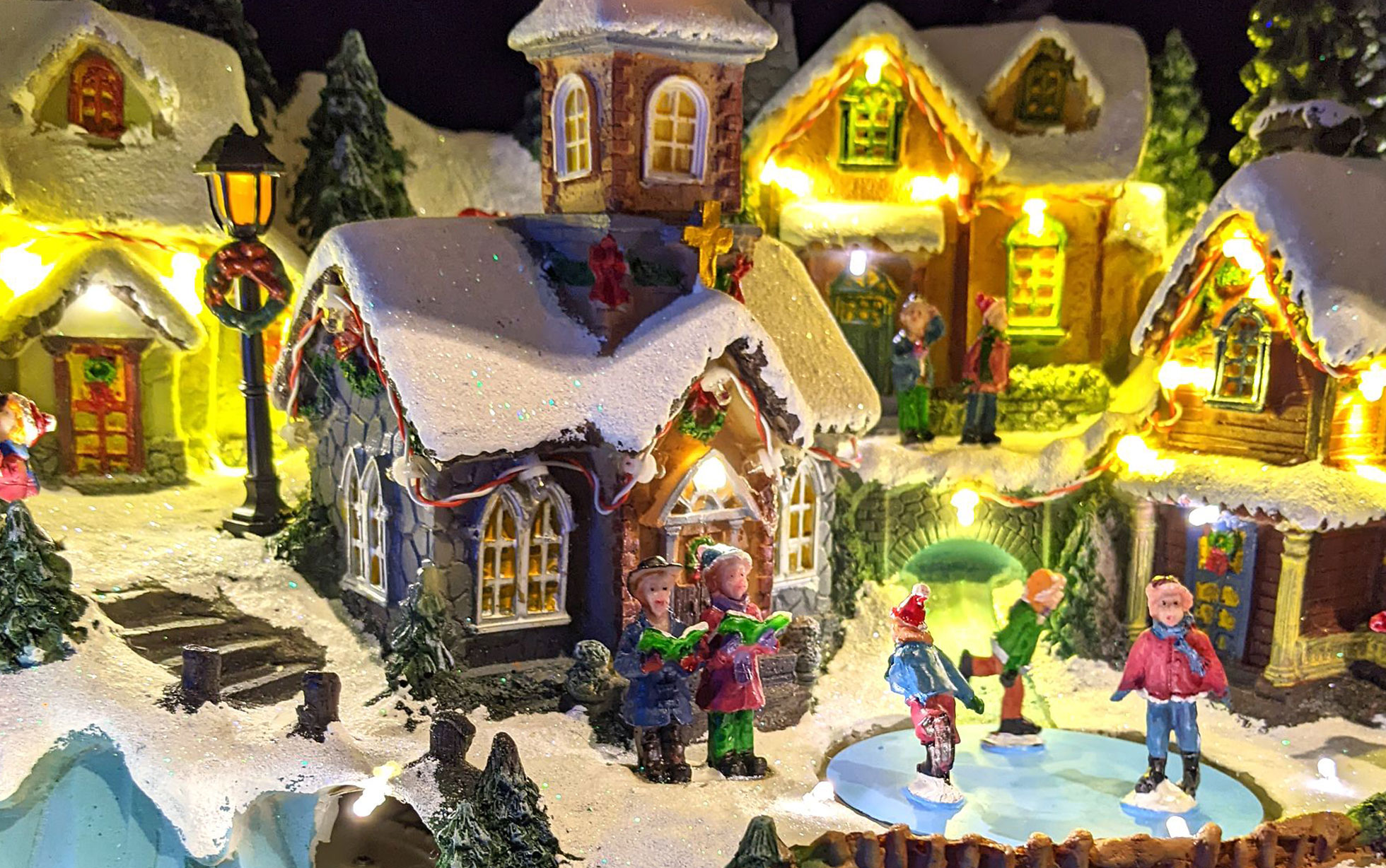 Elle a créé un village de Noël miniature dans sa maison - Chuisnes