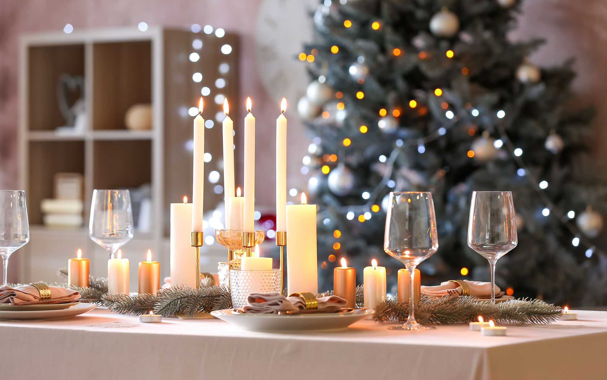 Arbres de Noël, bougies et décorations lumineuses