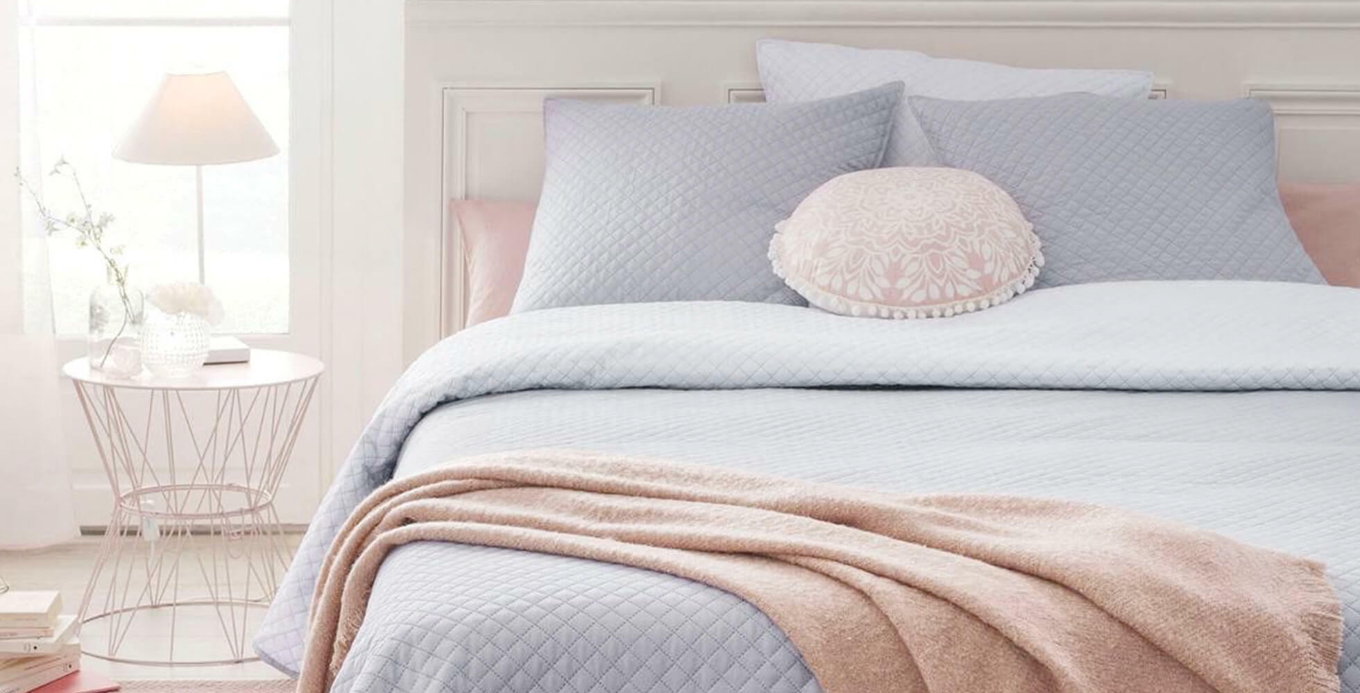 décoration de chambre avec linge de lit bleu