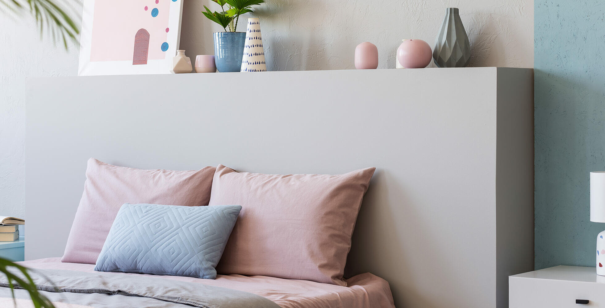 chambre peinte en couleurs claires