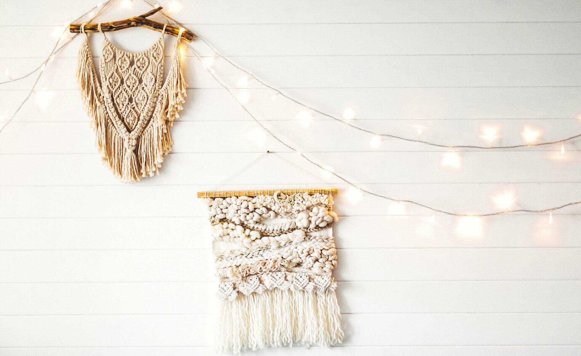 tissage mural sur mur blanc