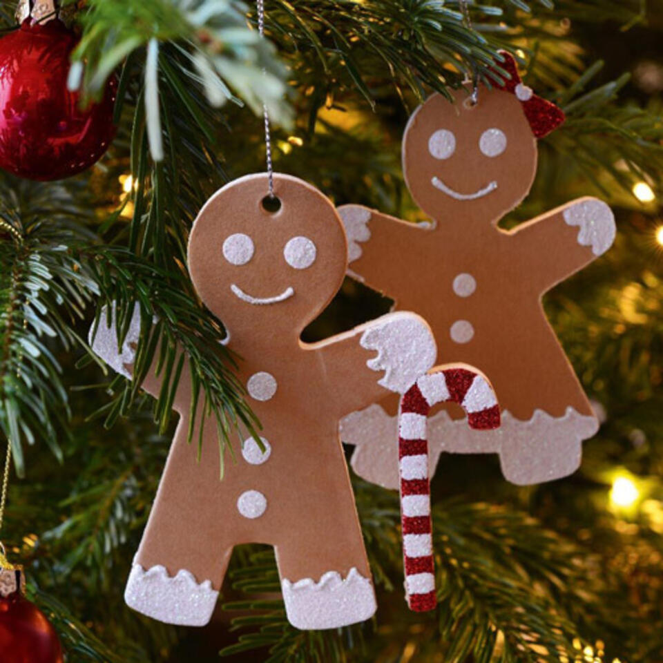 bonhomme pain d'épice sur un sapin de noel