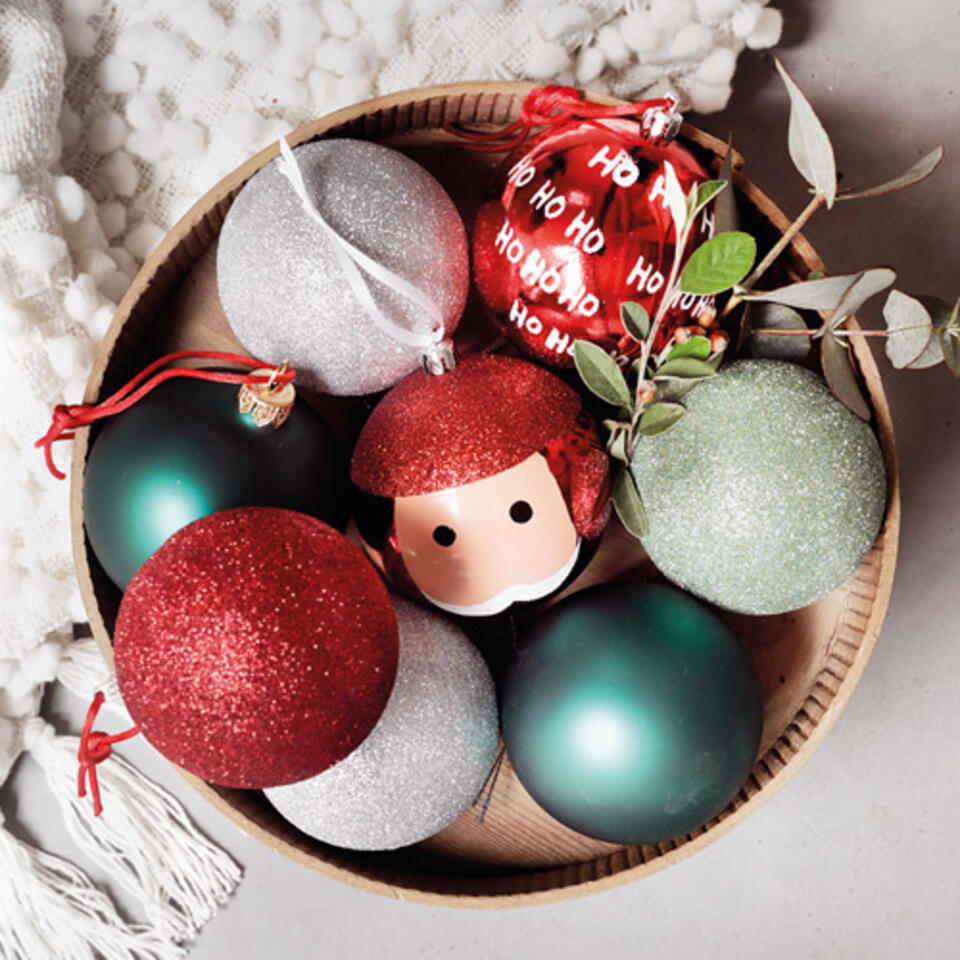 boules de noel rouges et vertes avec paillettes
