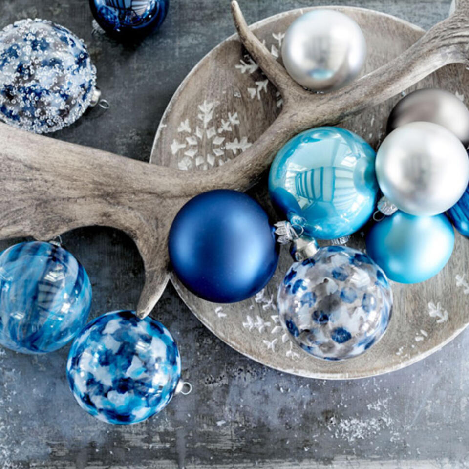 boule de noel bleue pour décoration scandinave