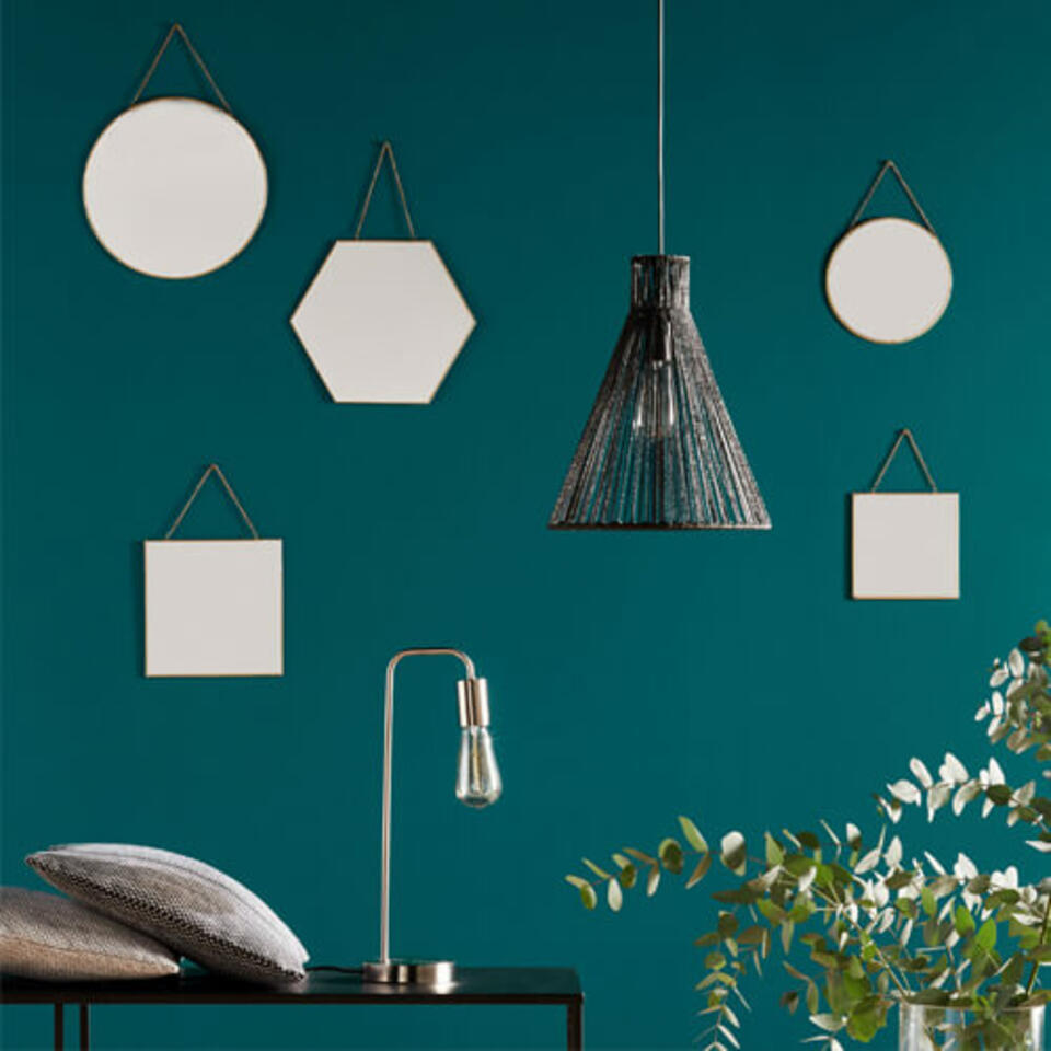 miroirs ronds hexagonal et carré sur mur vert
