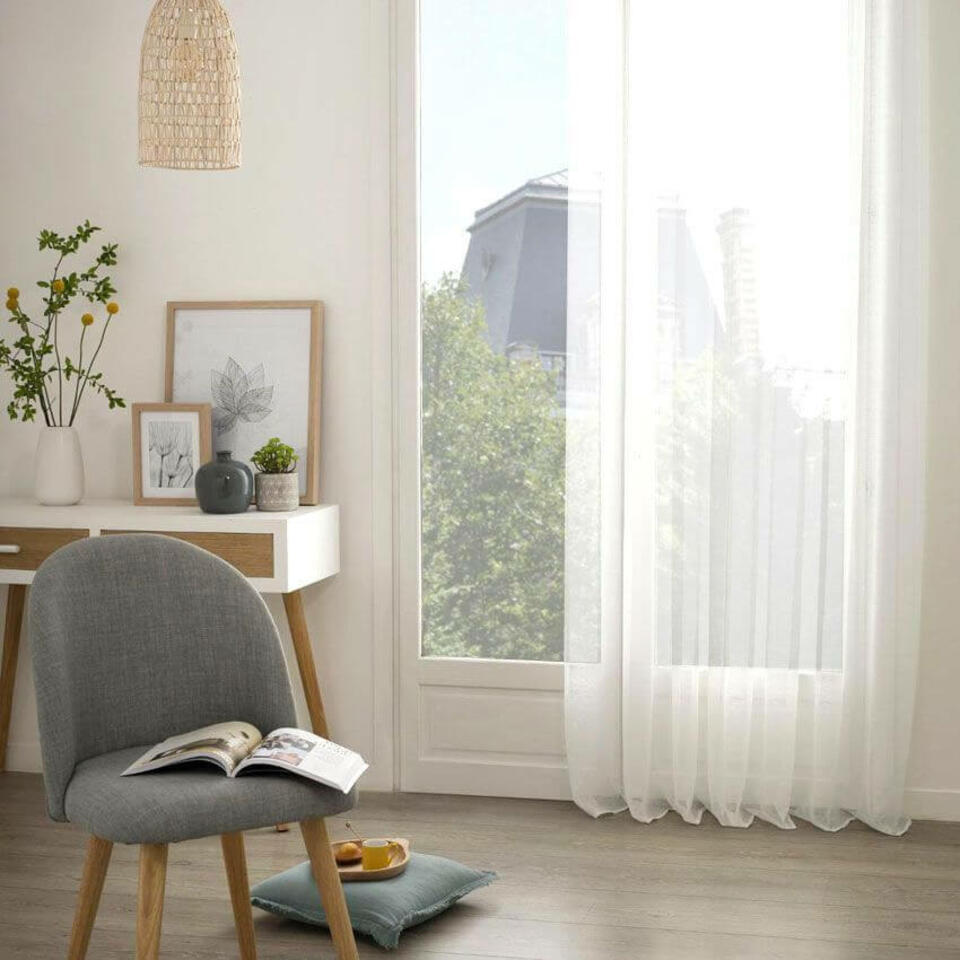 voilage blanc dans petit salon