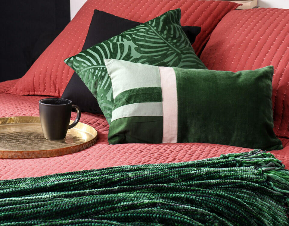 décoration de chambre en rouge et vert