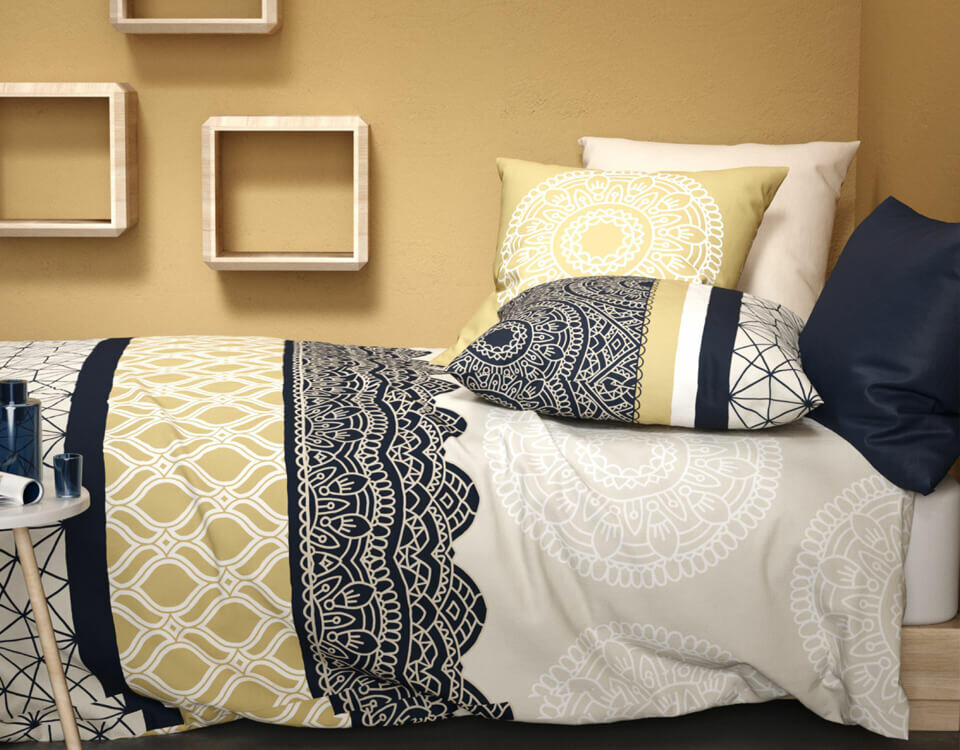 chambre au mur jaune