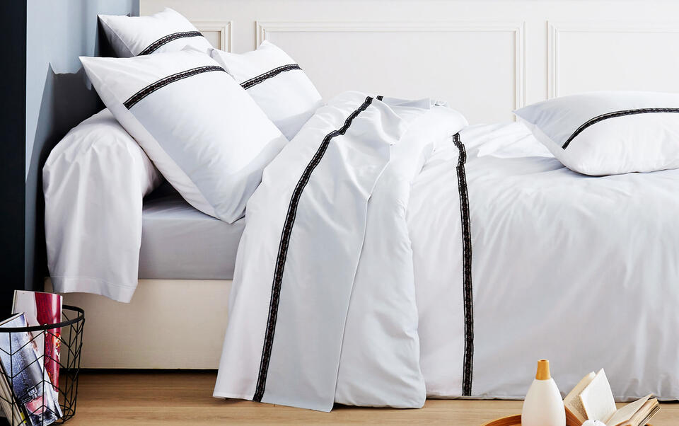 Housse de couette blanche à dentelle noir