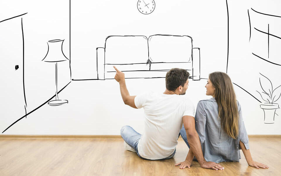 une homme et une femme devant le croquis d'un salon