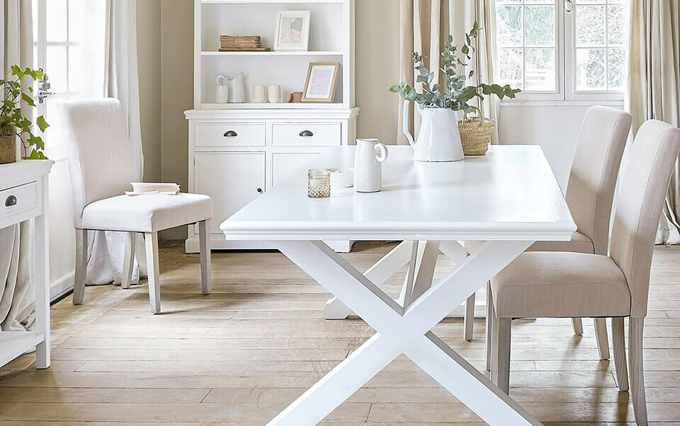 salle à manger avec meubles clairs