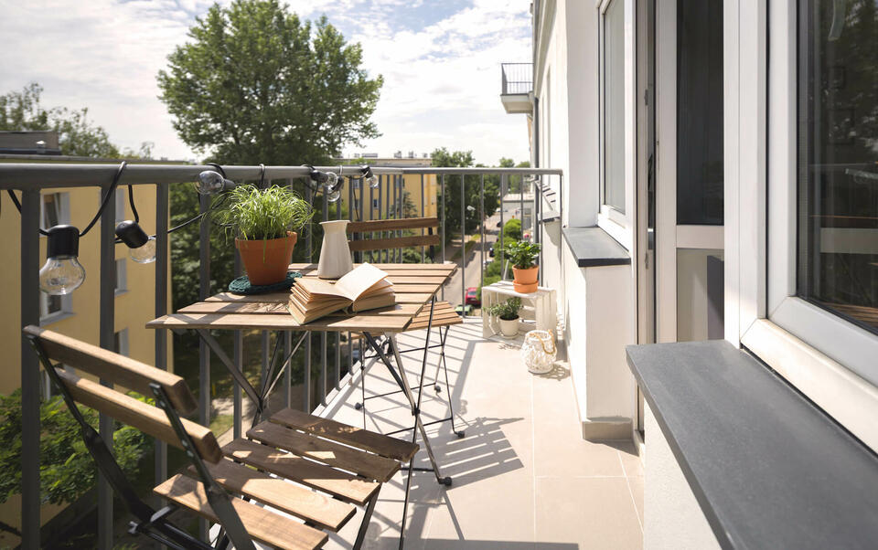 balcon avec petite table en bois