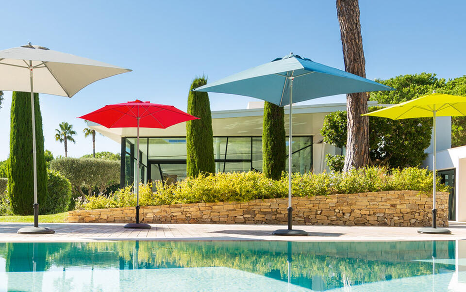 piscine entourée de parasols colorés