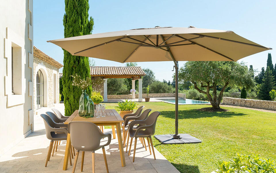 parasol déporté rectangulaire dans jardin