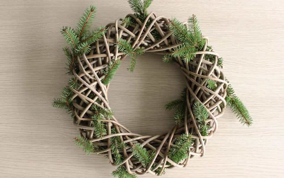 couronne de sapin entourée de branche de sapin