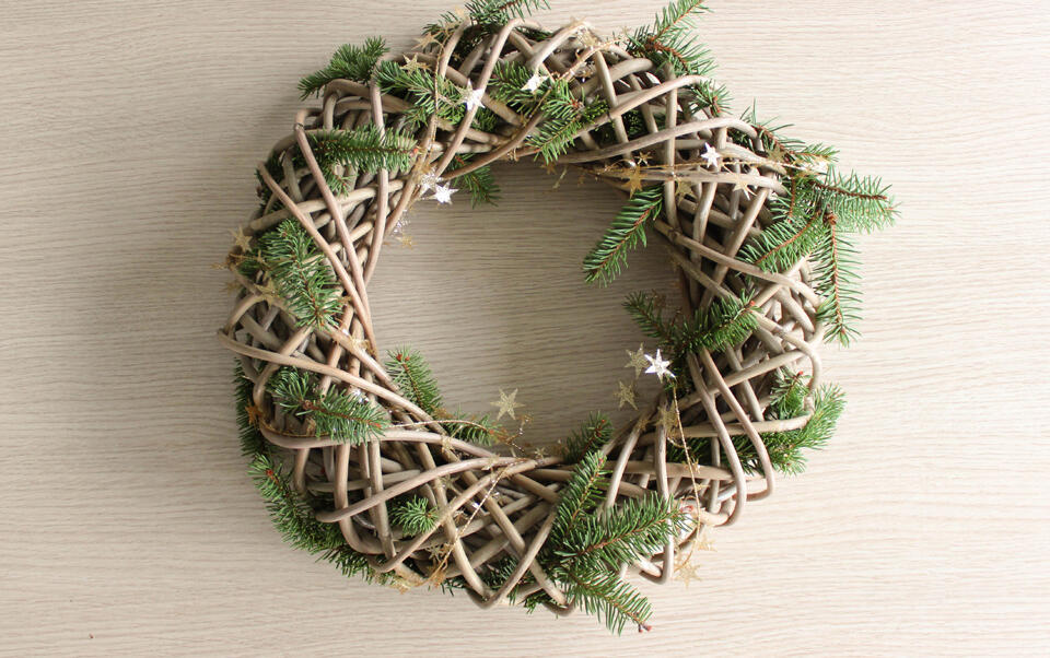couronne entourée de guirlande étoilée