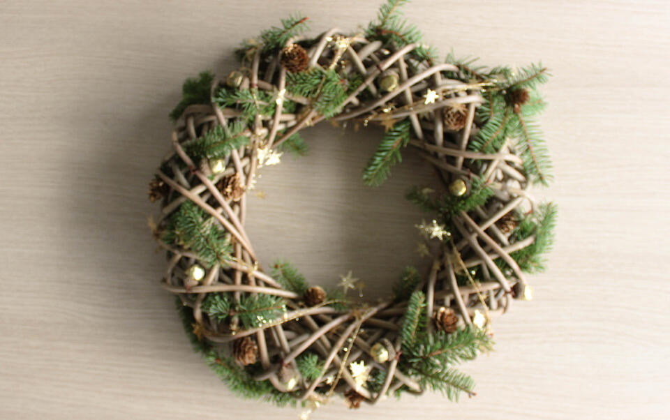 couronne de noel avec déco pommes de pin et clochettes