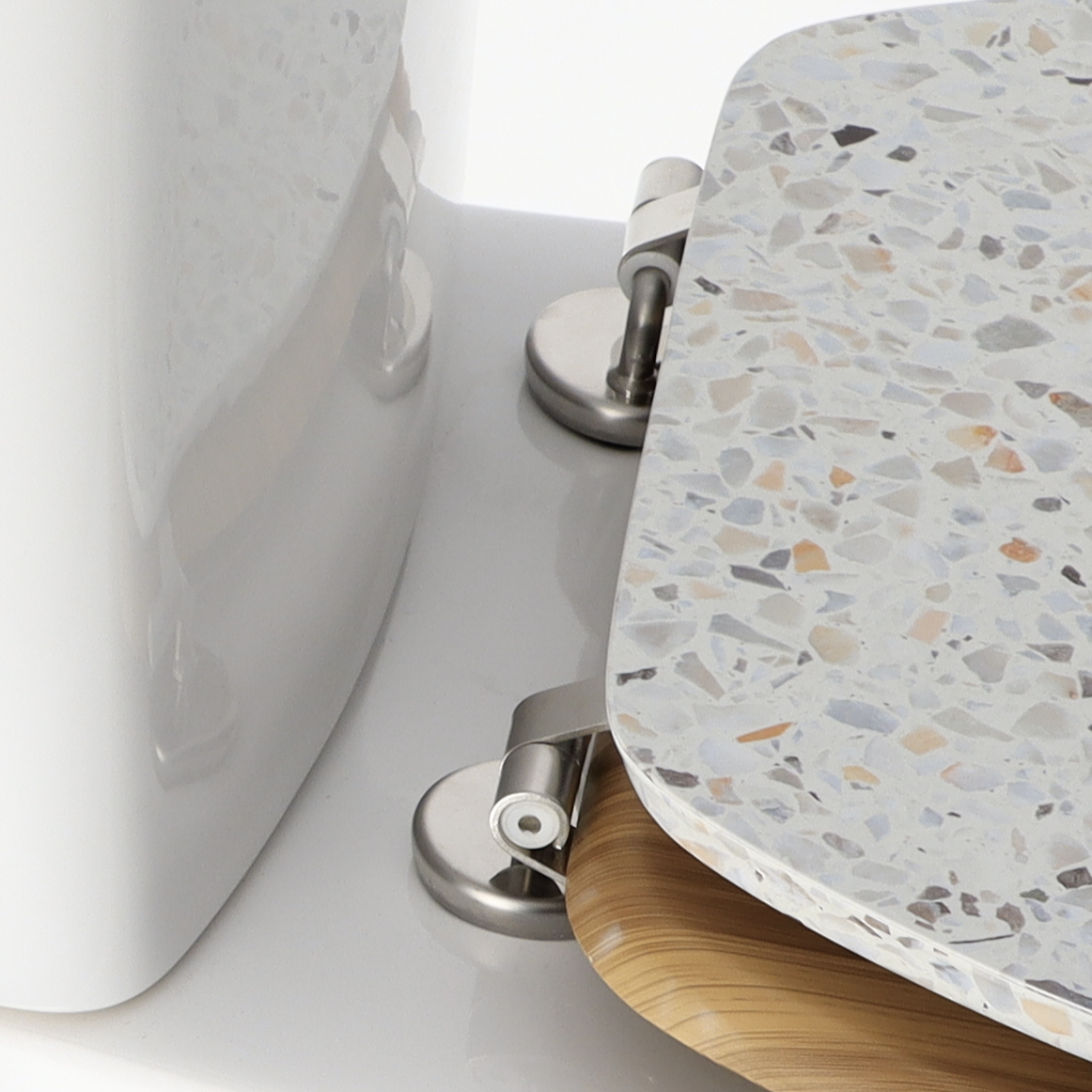 ABATTANT WC MDF 18 POUCES COUVERCLE DESIGN IMPRIMEE ET ASSISE FACON BAMBOU ATTACHES ACIER INOXYDABLE - TERRAZZO