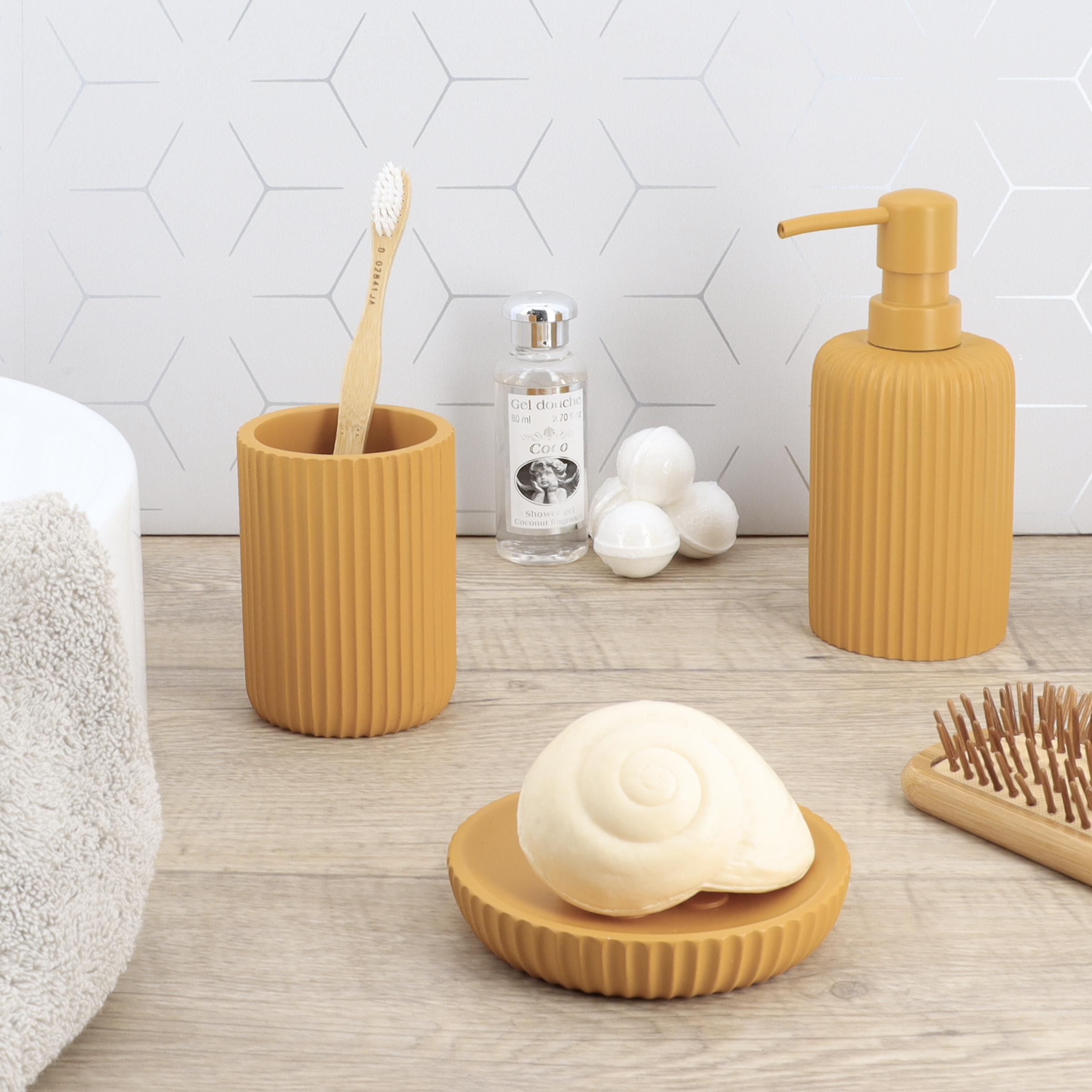 SET GOBELET DISTRIBUTEUR A SAVON ET PORTE SAVON POLYRESINE STRIEE - MOUTARDE