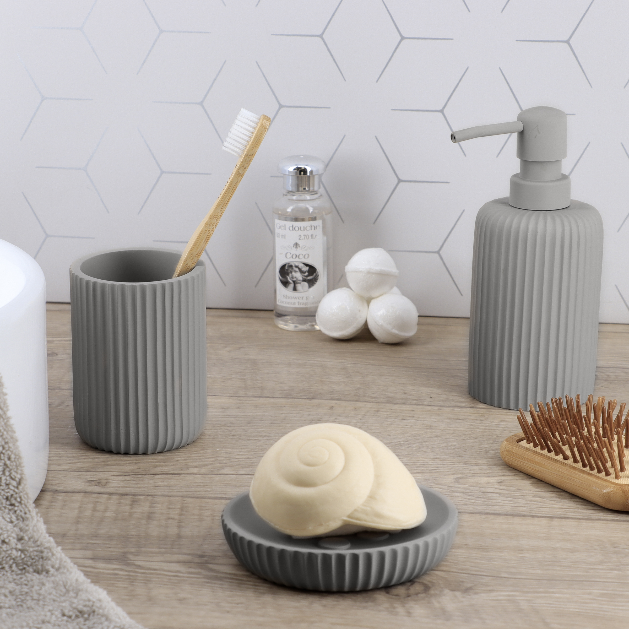 SET GOBELET DISTRIBUTEUR A SAVON ET PORTE SAVON POLYRESINE STRIEE - GRIS