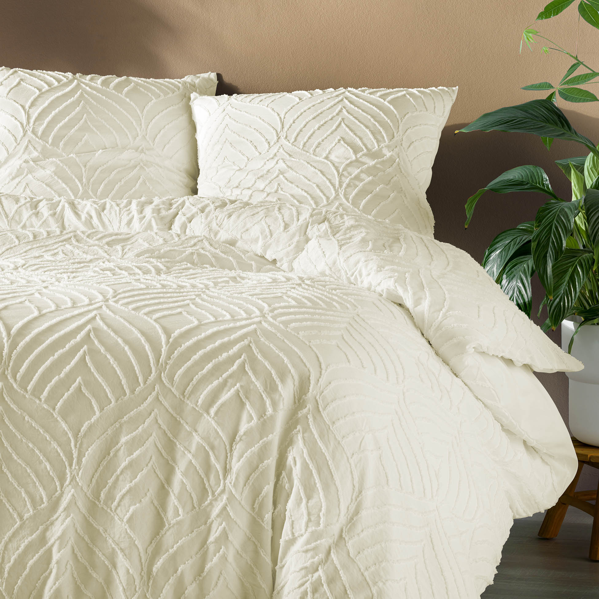 Housse de couette et deux taies microfibre tuftée (240 x 220 cm) Heltie Ivoire