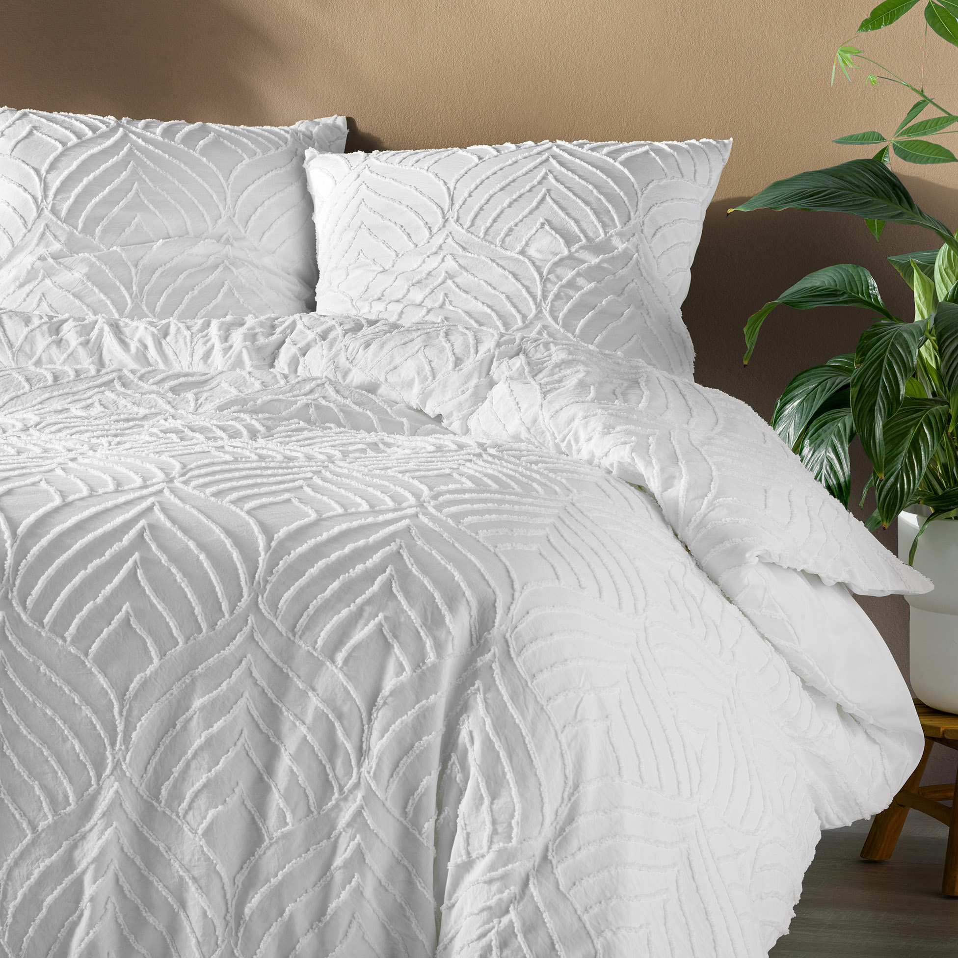 Housse de couette et deux taies microfibre tuftée (240 x 220 cm) Heltie Blanche