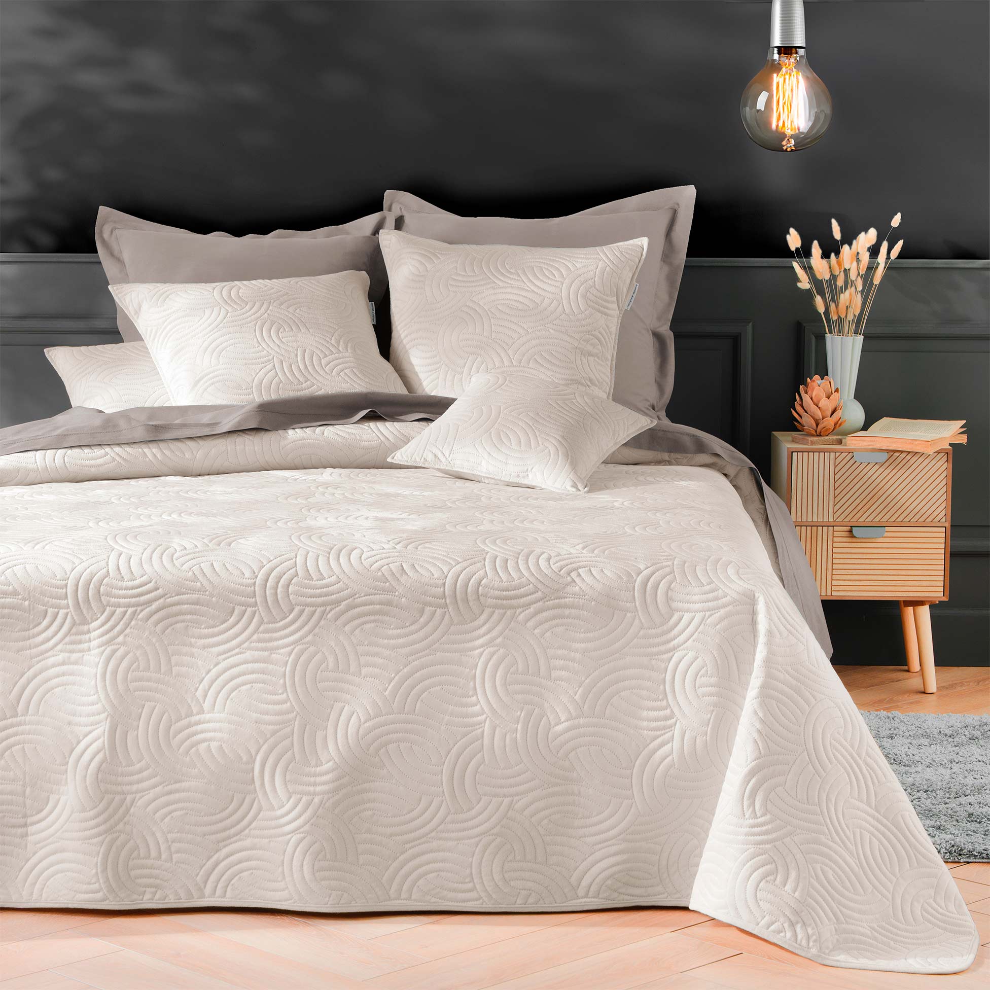 Couvre-lit matelassé et taies d'oreiller velours (240 x 220 cm) Solange Ecru