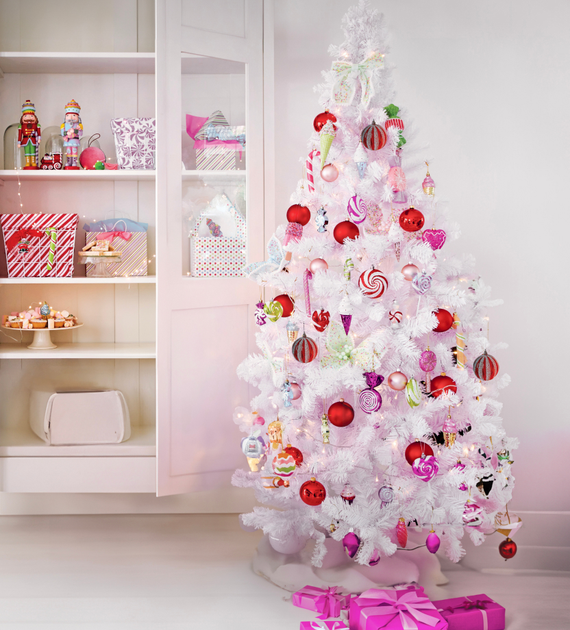 Sapin de Noël blanc décoré avec des boules de noël originales